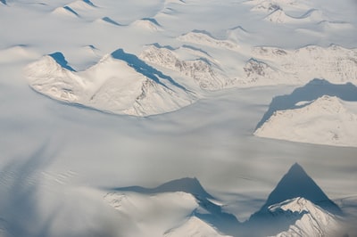 白雪皑皑的山峰在白天
